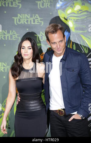 Berlin, Allemagne, Octobre 5th, 2014 : Megan Fox, Arnett et Brian Austin Green assiste à la première du film 'Teenage Mutant Ninja Turtles'. Banque D'Images