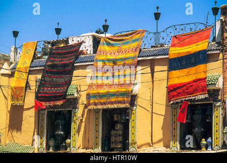 Les tapis accroché sur balcon à shop à Marrakech, Maroc Banque D'Images