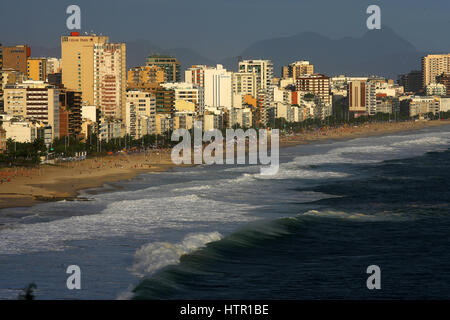 Tôt le matin à la plage de Leblon, Rio de Janeiro, Brésil Banque D'Images