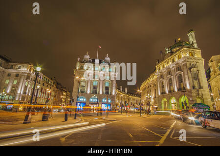 Vue urbaine de Londres Picadilly Circus de nuit. longue exposition de photographie hdr Street à Londres, Royaume-Uni. Banque D'Images