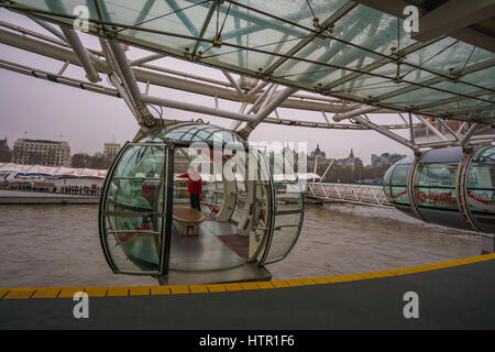 La célèbre roue London Eye en plus de la rivière Thames, dans la ville de Londres, Royaume-Uni. Banque D'Images