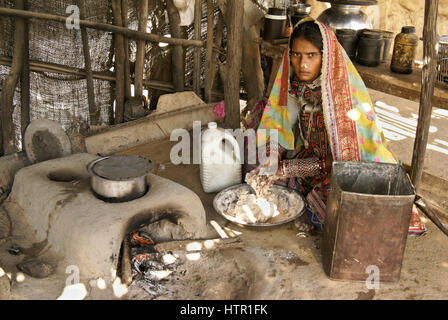 Femme Harijan Meghwal faire du pain dans un village près de Bhuj, Gujarat, Inde Banque D'Images