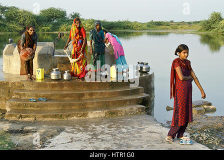 Les femmes de tirer de l'eau d'un puits près de village Mir Dasada, Gujarat, Inde Banque D'Images