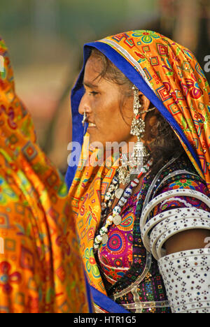 Rabari magnifiquement habillé femme dans un village près de Dasada, Gujarat, Inde Banque D'Images