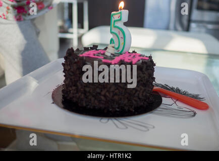 Forêt noire au chocolat Gâteau d'Anniversaire 5e Banque D'Images