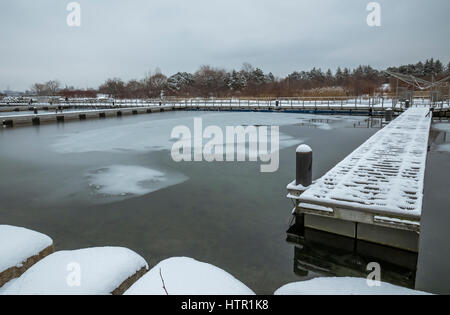 Lac gelé l'Ontario avec un pont pour piétons à Toronto (Ontario) Canada à des températures inférieures à zéro sur un jour de neige Banque D'Images