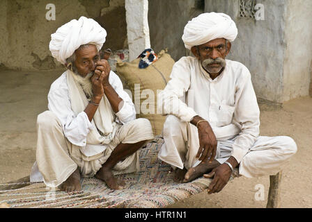 Les hommes fumeurs Bishnoi village rural en tuyau près de Jodhpur, Rajasthan, India Banque D'Images