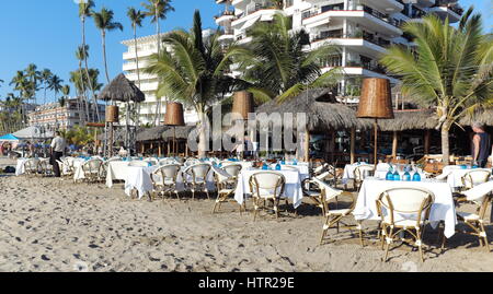 Tables vides au restaurant de plage à Puerto Vallarta, Mexique Banque D'Images