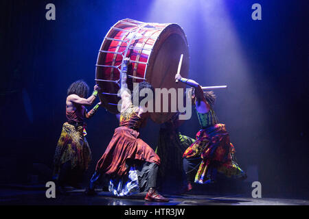 Londres, Royaume-Uni. 13 mars 2017. Près de 20 ans que leur extrémité ouest débuts en 1998, le groupe de haute performance énergétique, le Yamato Drummers du Japon, retour à l'Peacock Theatre du 14 au 25 mars 2017 avec le Royaume-Uni première d'Chousensha - Les Challengers apportant avec eux l'art ancien du tambour taiko japonais qui est utilisé traditionnellement dans les rituels Shinto japonais. Suit une tournée britannique du 28 mars au 1 mai 2017. Banque D'Images