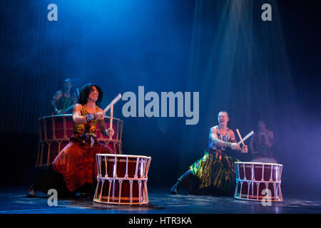 Londres, Royaume-Uni. 13 mars 2017. Près de 20 ans que leur extrémité ouest débuts en 1998, le groupe de haute performance énergétique, le Yamato Drummers du Japon, retour à l'Peacock Theatre du 14 au 25 mars 2017 avec le Royaume-Uni première d'Chousensha - Les Challengers apportant avec eux l'art ancien du tambour taiko japonais qui est utilisé traditionnellement dans les rituels Shinto japonais. Suit une tournée britannique du 28 mars au 1 mai 2017. Banque D'Images