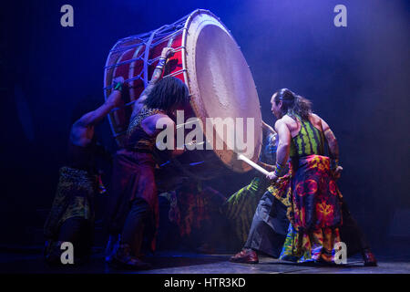 Londres, Royaume-Uni. 13 mars 2017. Près de 20 ans que leur extrémité ouest débuts en 1998, le groupe de haute performance énergétique, le Yamato Drummers du Japon, retour à l'Peacock Theatre du 14 au 25 mars 2017 avec le Royaume-Uni première d'Chousensha - Les Challengers apportant avec eux l'art ancien du tambour taiko japonais qui est utilisé traditionnellement dans les rituels Shinto japonais. Suit une tournée britannique du 28 mars au 1 mai 2017. Banque D'Images