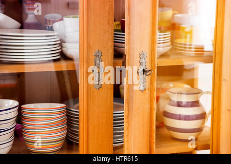 Gros plan du cabinet vintage avec assiettes et bols Banque D'Images