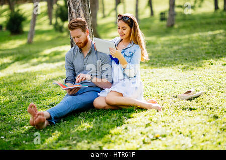 Beau couple d'étudier ensemble pour les examens dans la nature Banque D'Images