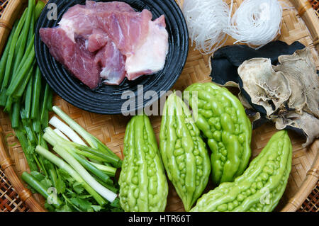 La nourriture vietnamienne, la soupe de melon amer farci de viande hachée, de la nutrition, un plat populaire au Vietnam, amer, riches en vitamine peut anti diabète Banque D'Images