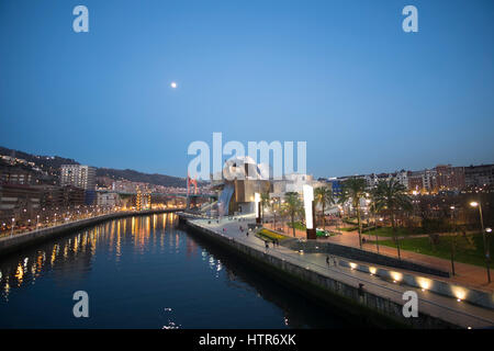 Le Musée Guggenheim de Bilbao est un musée d'art moderne et contemporain, conçu par l'architecte Frank Gehry, canado-américaines et situé à Bilbao, B Banque D'Images