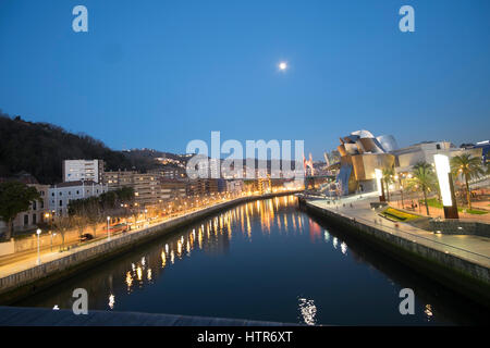 Le Musée Guggenheim de Bilbao est un musée d'art moderne et contemporain, conçu par l'architecte Frank Gehry, canado-américaines et situé à Bilbao, B Banque D'Images