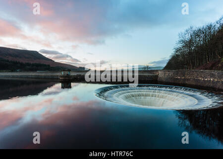 Le trou du bouchon de réservoir Ladybower au lever du soleil Banque D'Images