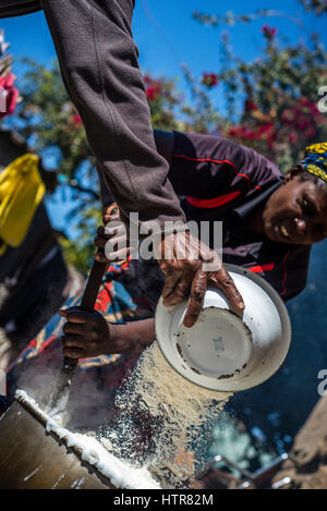 Une femme prépare du nshima, porridge, zambien traditionnelles pour le déjeuner à la maison du bonheur pour les enfants handicapés à Lusaka, Zambie. La maison du Bonheur est un orphelinat centre fondé en 2015 par Bernadetta Mindeo. Il y a 62 enfants dans le centre, 25 d'entre eux vivent dans la maison du bonheur en permanence. Vingt bénévoles prennent soin des garçons et des filles ayant différents types de handicaps. La maison du bonheur est situé dans deux pièces immeuble sans installations. Les bénévoles préparent les aliments sur le feu, lavez les vêtements pour enfants à l'extérieur. Banque D'Images