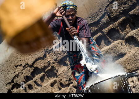 Une femme prépare du nshima, porridge, zambien traditionnelles pour le déjeuner à la maison du bonheur pour les enfants handicapés à Lusaka, Zambie. La maison du Bonheur est un orphelinat centre fondé en 2015 par Bernadetta Mindeo. Il y a 62 enfants dans le centre, 25 d'entre eux vivent dans la maison du bonheur en permanence. Vingt bénévoles prennent soin des garçons et des filles ayant différents types de handicaps. La maison du bonheur est situé dans deux pièces immeuble sans installations. Les bénévoles préparent les aliments sur le feu, lavez les vêtements pour enfants à l'extérieur. Banque D'Images