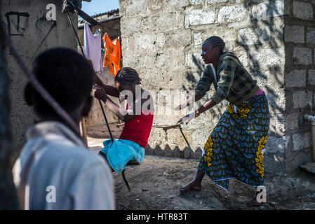 Les enfants passent leur temps dans la cour à la maison du bonheur pour les enfants handicapés à Lusaka, Zambie. La maison du Bonheur est un orphelinat centre fondé en 2015 par Bernadetta Mindeo. Il y a 62 enfants dans le centre, 25 d'entre eux vivent dans la maison du bonheur en permanence. Vingt bénévoles prennent soin des garçons et des filles ayant différents types de handicaps. La maison du bonheur est situé dans deux pièces immeuble sans commodités. Les bénévoles préparent les aliments sur le feu, lavez les vêtements pour enfants à l'extérieur. Banque D'Images