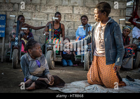 Les performances pour la population locale à la cour de la maison du bonheur pour les enfants handicapés à Lusaka, Zambie. La maison du Bonheur est un orphelinat centre fondé en 2015 par Bernadetta Mindeo. Il y a 62 enfants dans le centre, 25 d'entre eux vivent dans la maison du bonheur en permanence. Vingt bénévoles prennent soin des garçons et des filles ayant différents types de handicaps. La maison du bonheur est situé dans deux pièces immeuble sans commodités. Les bénévoles préparent les aliments sur le feu, lavez les vêtements pour enfants à l'extérieur. Banque D'Images