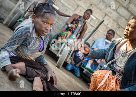 Les performances pour la population locale à la cour de la maison du bonheur pour les enfants handicapés à Lusaka, Zambie. La maison du Bonheur est un orphelinat centre fondé en 2015 par Bernadetta Mindeo. Il y a 62 enfants dans le centre, 25 d'entre eux vivent dans la maison du bonheur en permanence. Vingt bénévoles prennent soin des garçons et des filles ayant différents types de handicaps. La maison du bonheur est situé dans deux pièces immeuble sans commodités. Les bénévoles préparent les aliments sur le feu, lavez les vêtements pour enfants à l'extérieur. Banque D'Images