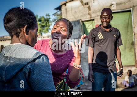 Les performances pour la population locale à la cour de la maison du bonheur pour les enfants handicapés à Lusaka, Zambie. La maison du Bonheur est un orphelinat centre fondé en 2015 par Bernadetta Mindeo. Il y a 62 enfants dans le centre, 25 d'entre eux vivent dans la maison du bonheur en permanence. Vingt bénévoles prennent soin des garçons et des filles ayant différents types de handicaps. La maison du bonheur est situé dans deux pièces immeuble sans commodités. Les bénévoles préparent les aliments sur le feu, lavez les vêtements pour enfants à l'extérieur. Banque D'Images