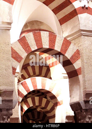 Mezquita - arches dans la mosquée de la salle de prière, rempli de lumière. Architecture de la Cathédrale, Cordoue , Andalousie, Espagne. Plein format, pas de personne. Banque D'Images