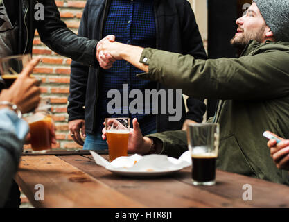 Diverses personnes traîner amitié Pub Banque D'Images