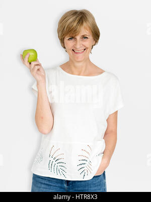 Young Caucasian Woman Smiling Holding Apple Banque D'Images