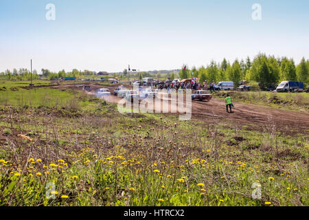 Sekiotovo, Ryazan, Russie - mai 9, 2016 : Autocross Fédération Championnat Coupe de scène, spectateurs watch, pilotes ride voitures sur route Banque D'Images