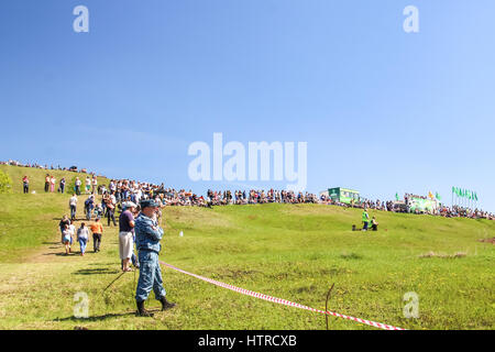 Sekiotovo, Ryazan, Russie - mai 9, 2016 : Autocross Fédération Championnat Coupe de scène, spectateurs watch, pilotes ride voitures sur route Banque D'Images