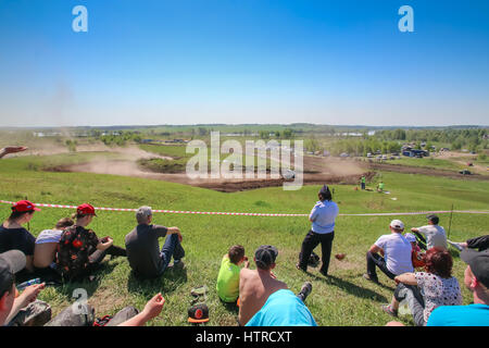 Sekiotovo, Ryazan, Russie - mai 9, 2016 : Autocross Fédération Championnat Coupe de scène, spectateurs watch, pilotes ride voitures sur route Banque D'Images