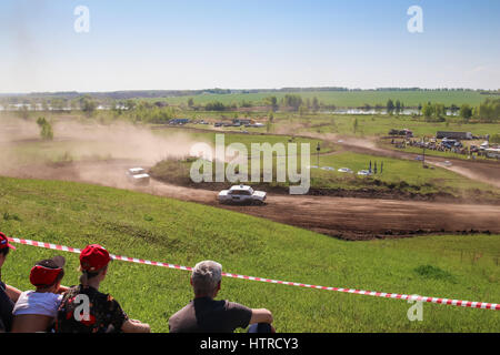 Sekiotovo, Ryazan, Russie - mai 9, 2016 : Autocross Fédération Championnat Coupe de scène, spectateurs watch, pilotes ride voitures sur route Banque D'Images