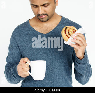 Hot man holding mug et de pain Banque D'Images