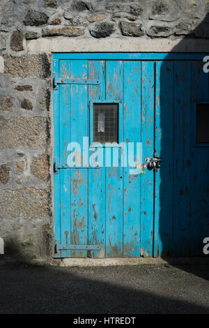 Une vieille porte en bois bleu. Banque D'Images