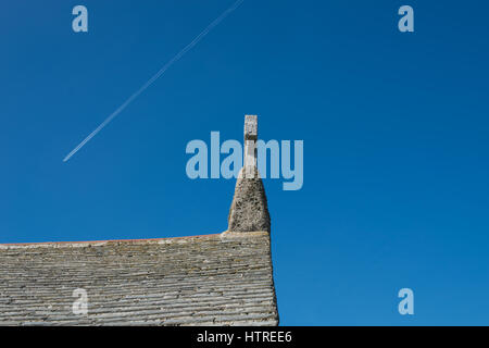 Une des traînées de vapeur d'avions dans un ciel bleu au-dessus de la chapelle de Saint Nicolas à St Ives en Cornouailles, Angleterre. UK. Banque D'Images