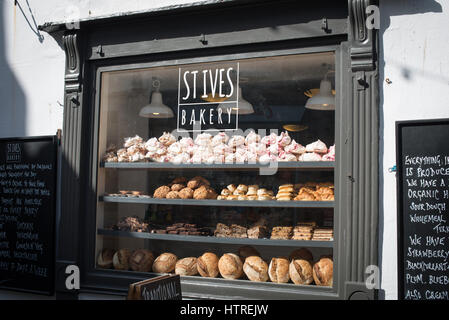 Une boulangerie vitrine plein de gâteaux et de pain frais à St Ives, Cornwall, Angleterre. Banque D'Images