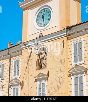 La tour de l'horloge du Palais du Gouverneur à Parme décoré de sculptures en pierre de la Vierge Marie, entourée d'horloge astronomique historique, cadrans solaires Banque D'Images