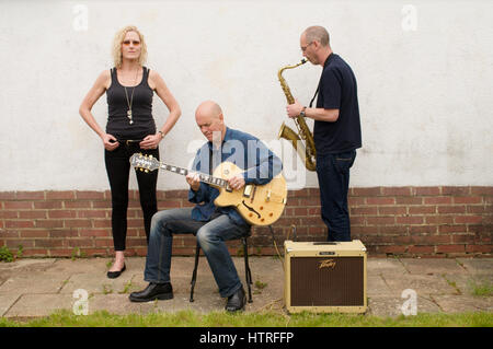 Zoe Schwarz chant,Rob Koral guitare et saxophone Ian Ellis à Bournemouth, Dorset, Angleterre Banque D'Images