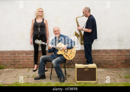 Zoe Schwarz chant,Rob Koral guitare et saxophone Ian Ellis à Bournemouth, Dorset, Angleterre Banque D'Images