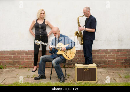 Zoe Schwarz chant,Rob Koral guitare et saxophone Ian Ellis à Bournemouth, Dorset, Angleterre Banque D'Images