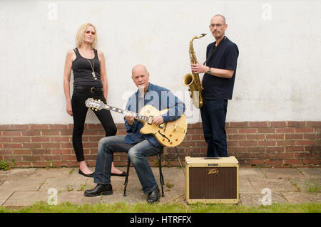 Zoe Schwarz chant,Rob Koral guitare et saxophone Ian Ellis à Bournemouth, Dorset, Angleterre Banque D'Images