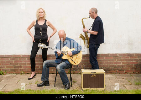 Zoe Schwarz chant,Rob Koral guitare et saxophone Ian Ellis à Bournemouth, Dorset, Angleterre Banque D'Images