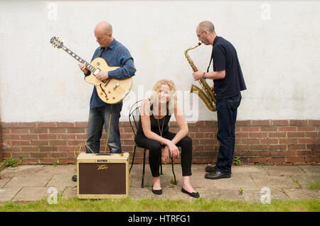 Zoe Schwarz chant,Rob Koral guitare et saxophone Ian Ellis à Bournemouth, Dorset, Angleterre Banque D'Images