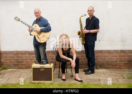 Zoe Schwarz chant,Rob Koral guitare et saxophone Ian Ellis à Bournemouth, Dorset, Angleterre Banque D'Images