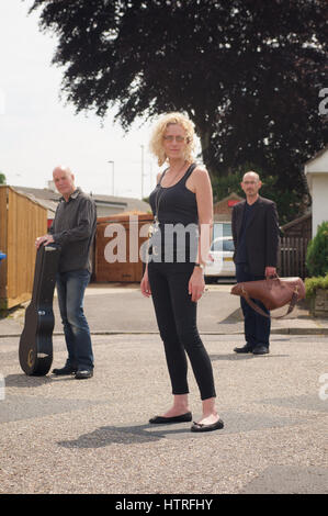 Zoe Schwarz chant,Rob Koral guitare et saxophone Ian Ellis à Bournemouth, Dorset, Angleterre Banque D'Images