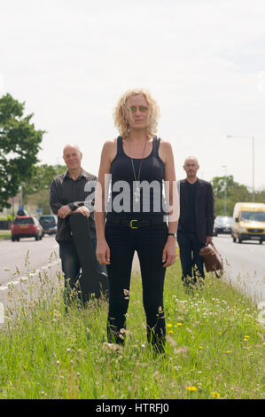 Zoe Schwarz chant,Rob Koral guitare et saxophone Ian Ellis à Bournemouth, Dorset, Angleterre Banque D'Images