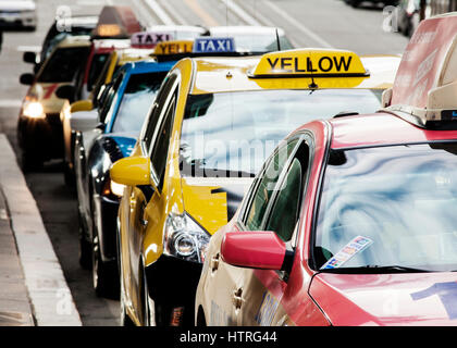 Une rangée de taxis colorés. Banque D'Images