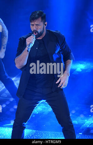 67ème Festival de Sanremo - première soirée comprend : Ricky Martin Où : San Remo, Italie Quand : 07 Feb 2017 Credit : IPA/WENN.com **Uniquement disponible pour publication au Royaume-Uni, USA, Allemagne, Autriche, Suisse** Banque D'Images